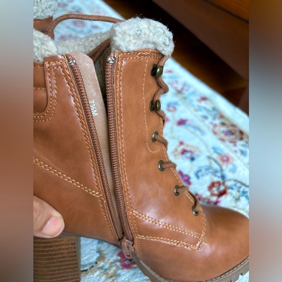 cute lace up faux fur trimmed Jellypop boots. Light brown/dark tan in color - Picture 11 of 15